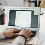 이메일 호스팅 vs 구글 워크스페이스 비교 — 회사 메일 노트북 화면