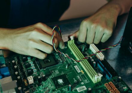 DeepSeek V4 인공지능 칩 일러스트 — 오픈소스 LLM 1.6T MoE 모델