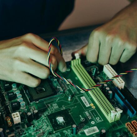 DeepSeek V4 인공지능 칩 일러스트 — 오픈소스 LLM 1.6T MoE 모델