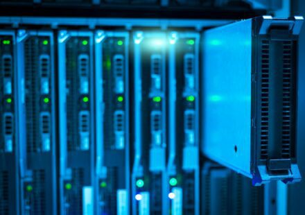 공유 호스팅 vs VPS vs 클라우드 호스팅 비교 데이터센터 서버 랙