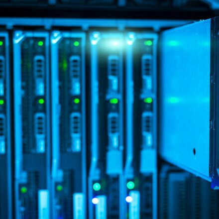 공유 호스팅 vs VPS vs 클라우드 호스팅 비교 데이터센터 서버 랙