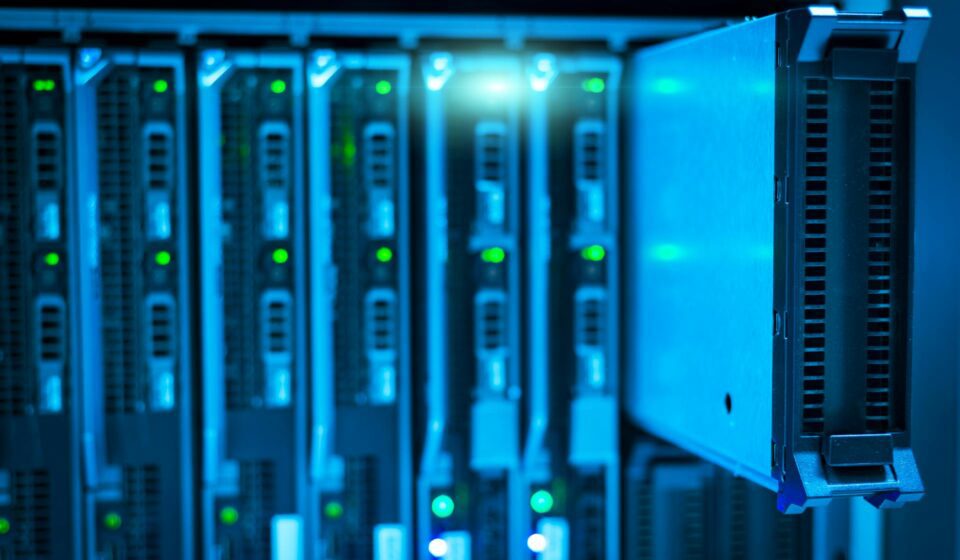 공유 호스팅 vs VPS vs 클라우드 호스팅 비교 데이터센터 서버 랙