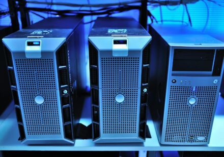 웹호스팅 가격 비교표 2026년 1월 — Hostinger·SiteGround·Bluehost·Cafe24·Gabia·Vultr 데이터센터 서버 랙