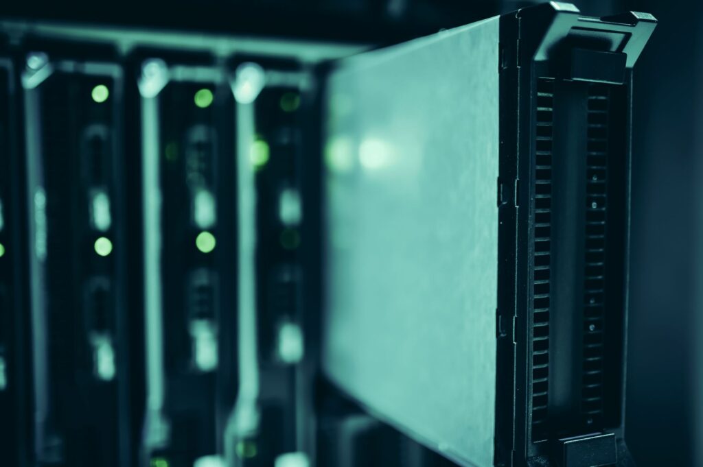 AI 에이전트 비용의 근원인 GPU 인프라를 상징하는 데이터센터 서버랙
